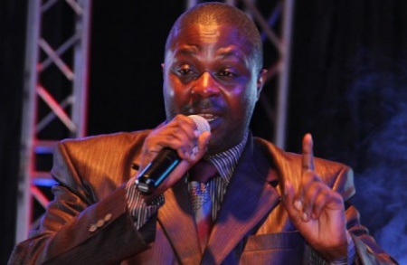 (Video) Omukunja Atasera attacks Gerald Kiweewa on stage demanding Shs100m at Janzi Awards